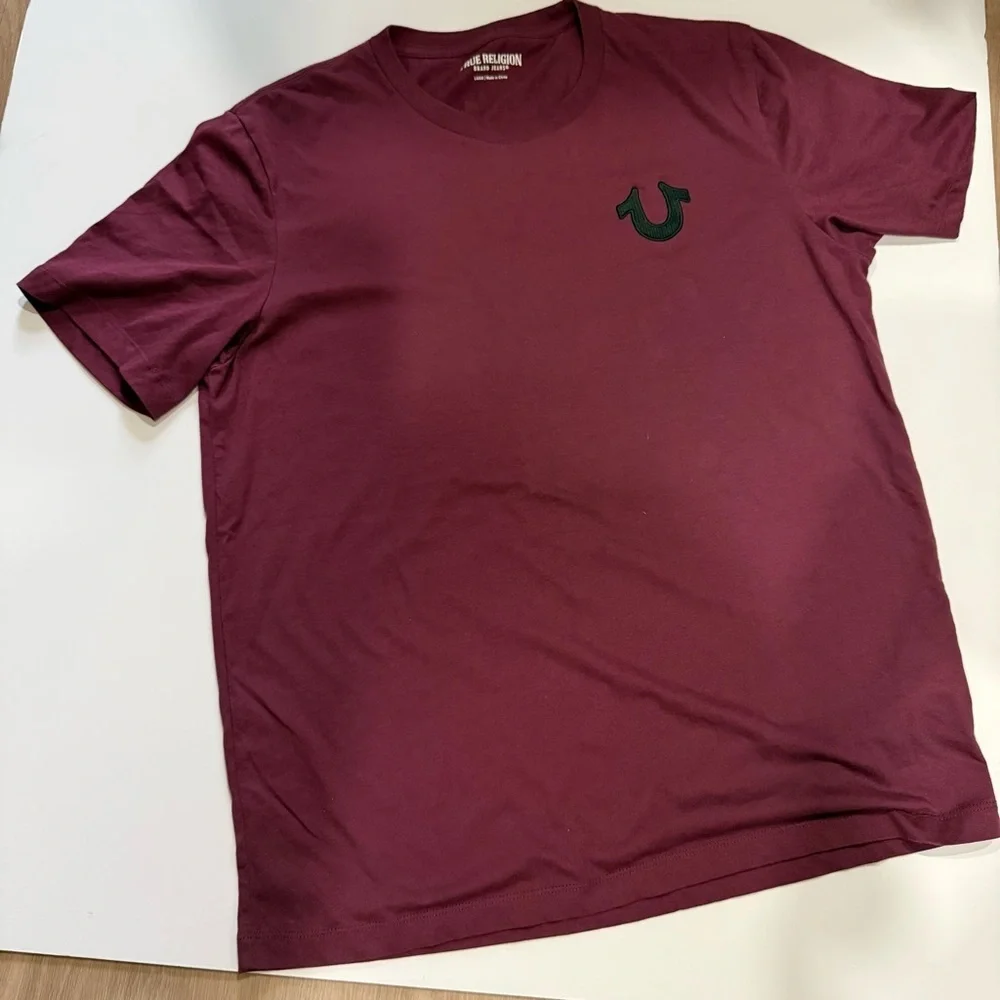 True Religion Men's Maroon Short Sleeve Tee with Embroidered Logo Size L Unisex